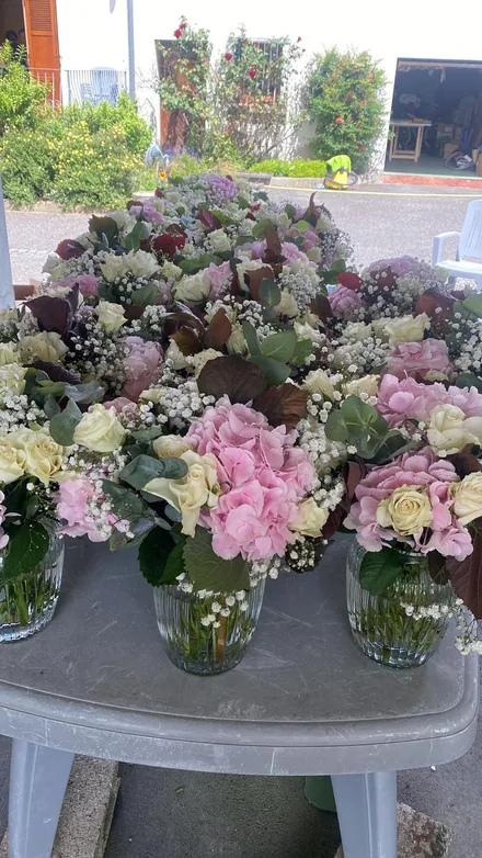 Floral centerpiece arrangement
